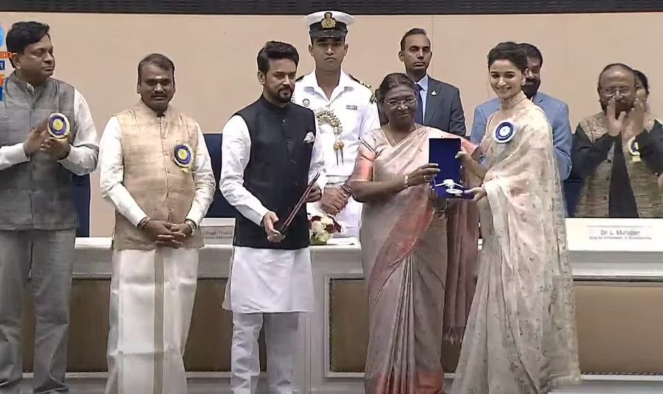 National Awards लेने पहुंची Alia Bhatt, Gangubai Kathiawadi के लिए मिला है बेस्ट अभिनेत्री का अवॉर्ड